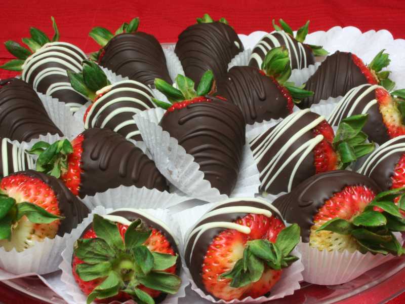 strawberry-dipped-in-chocolate-in-a-cup-cake-baking-sheet