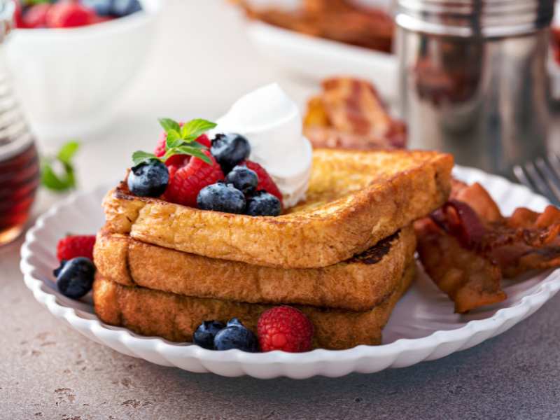 FRENCH-TOAST-WITH-BERRIES-ON-A-WHITE-PLATE