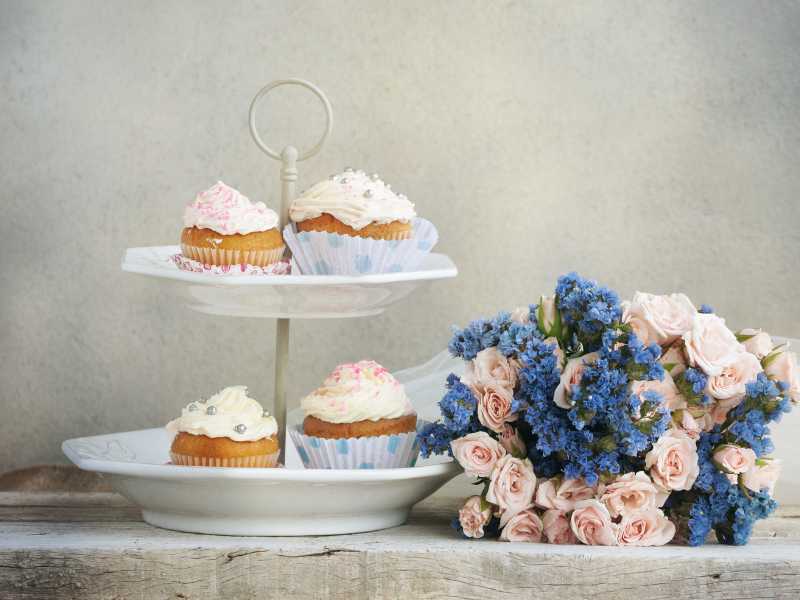 cup-cakes--in-a-plate-and-a-flower-for-centerpiece