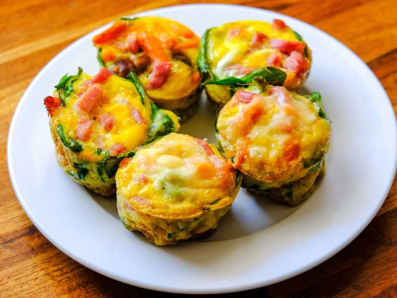 egg-muffins-with-spinach-mushroom-in-a-white-seaving-plate-on-a-table