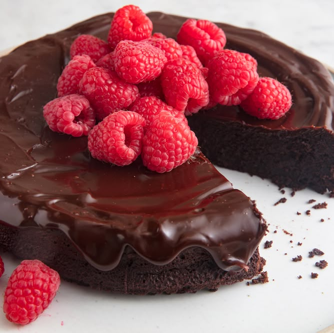 chocolate-cake-with-strawberries-on-it