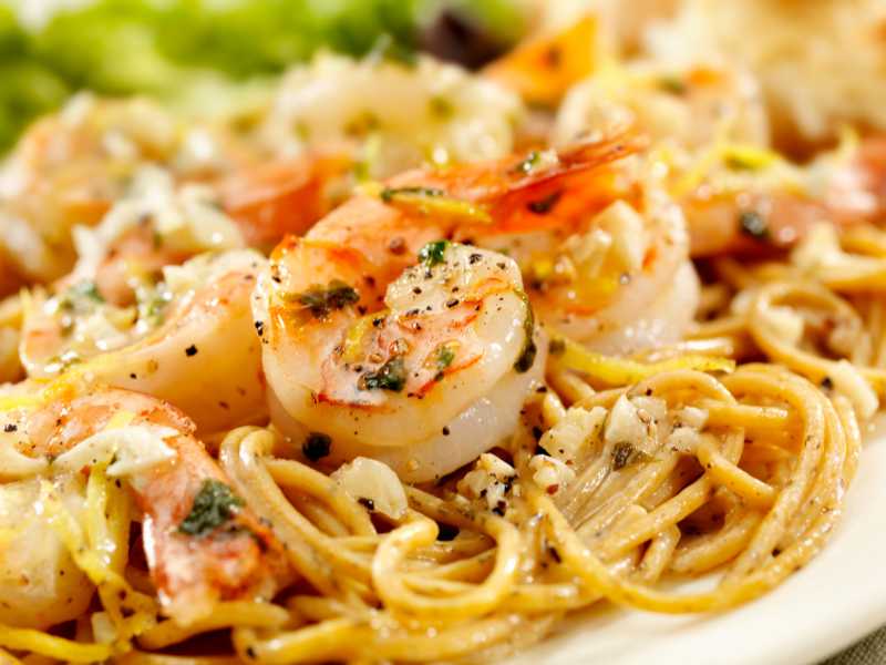 garlic-shrimp-with-pasta-garnish-with-spice