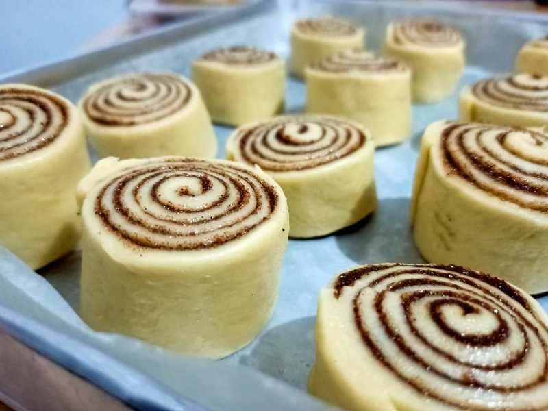 cinnamon-roll-gluten-free-in-a-blue-baking-try