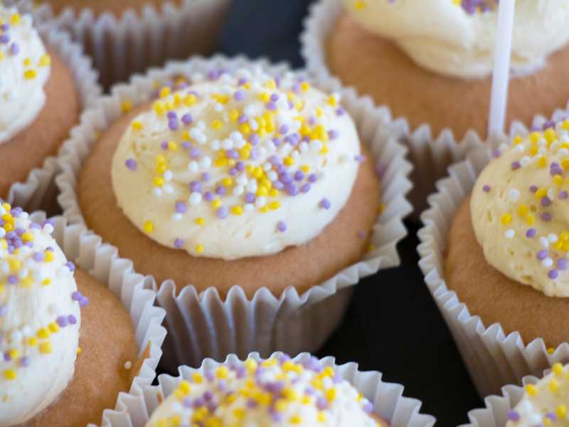 vanilla-cup-cake-with-cream