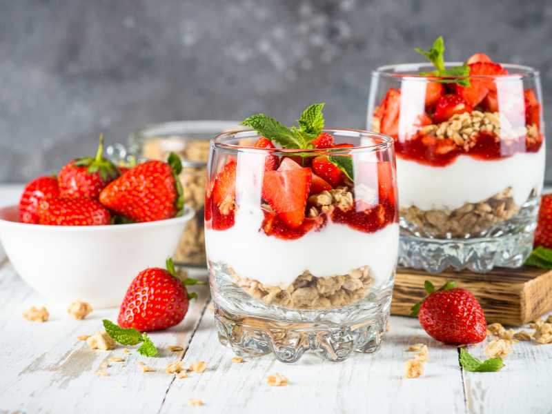 greek-yogurt-parfait-with-fresh-strawberry-in-a-glass-cup