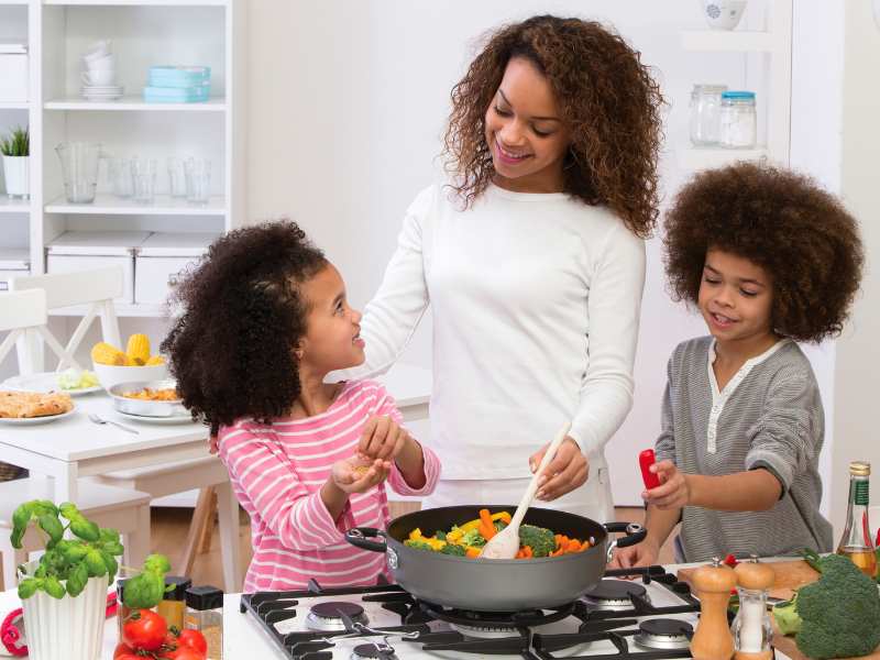 MOM-WITH-KIDS-IN-THE-KITCHEN-FOR-MOTHER'S-DAY-HOMEMADE-MEALS