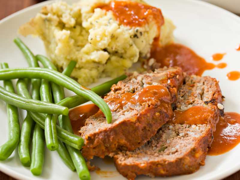 meat-loaf-with-green-beans-and-mashed-potatos-for-home-made-mothers-day-dinner