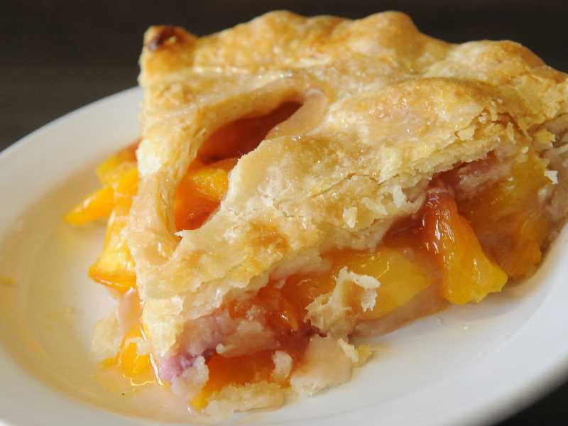 peach-cobbler-in-a-flat-plate-for-mothers-day