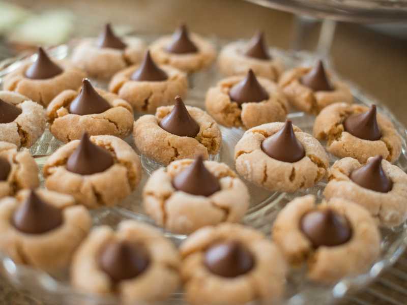 peanut-butter-blossom-with-chocolate-for-mothers-day-baking-ideas