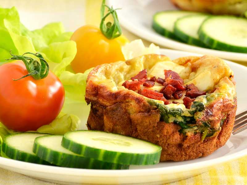 spinach-and-feta-quiche-for-mothers-day-home-made-meal-garnish-with-slice-cucumber-and-tomato 