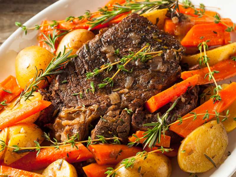 roast-garnish-with-slice-carrot-irish-potato-and-spice-on-a-serving-dise