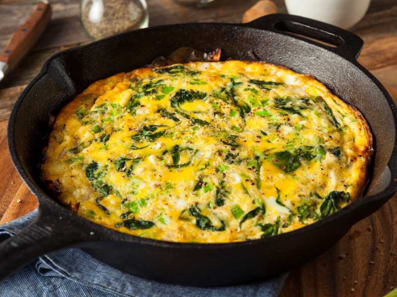 omelet-feta-spinach-in-a-non-stick-fraying-pan