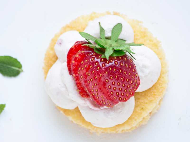 shortcake-gluten-free-garnish-with-strawberry