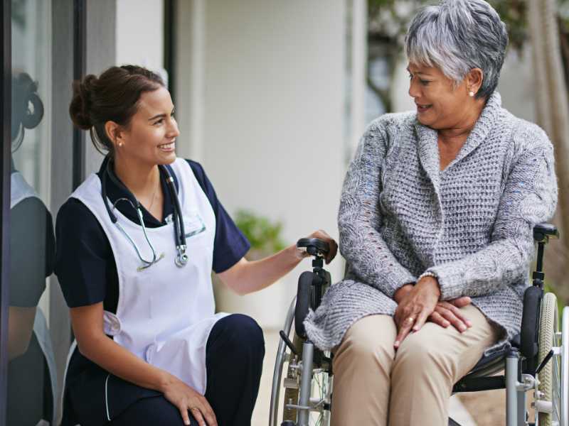 nurse-discussing-with-patient