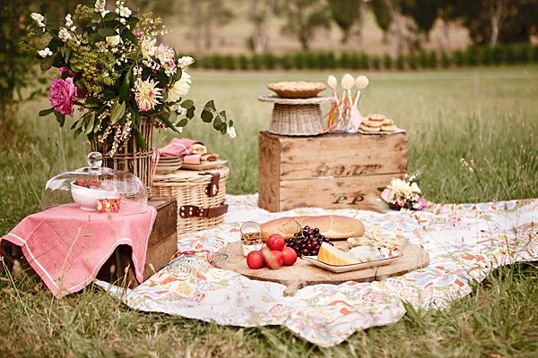 a-white-picnic-blanket-for-the-whole-family