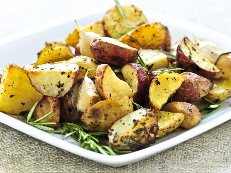 roasted-potatoes-garnish-with-spice-on-a-white-flat-plate