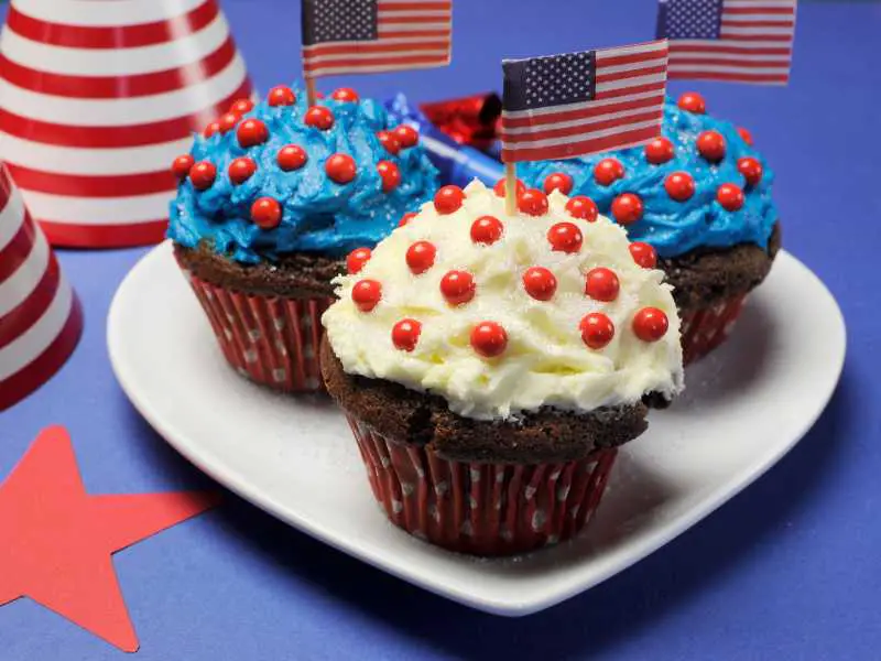three-cupcake-on-a-love-flat-plate-cream-sprinkle-and-american-flag