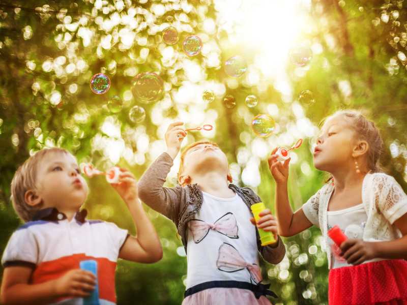 bubble-blowing-contest-in-spring-parties