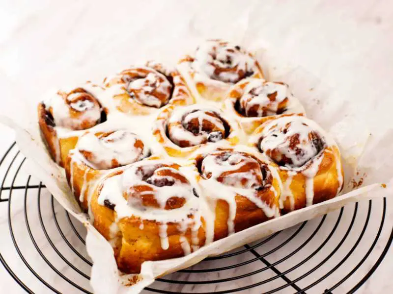 cinnamon-roll-with-cream-cheese