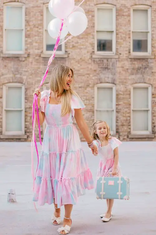 a-mother-holding-her-daughter-with-a-balloon