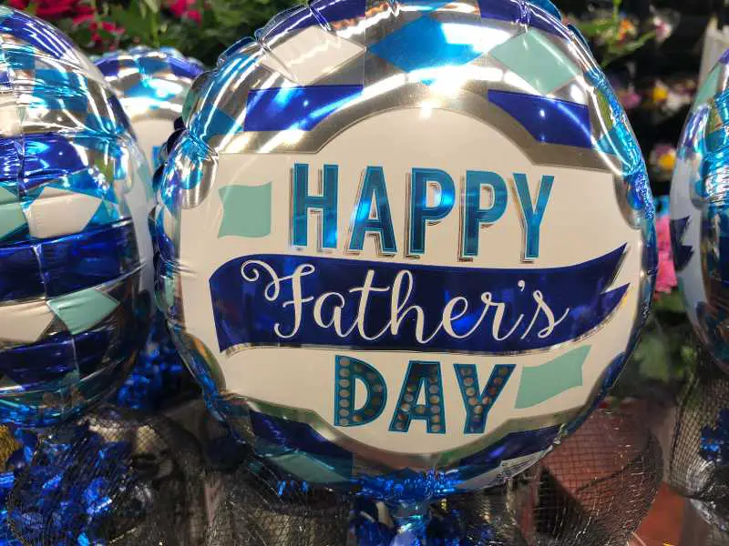 blue-and-white-fathers-day-balloon-decoration