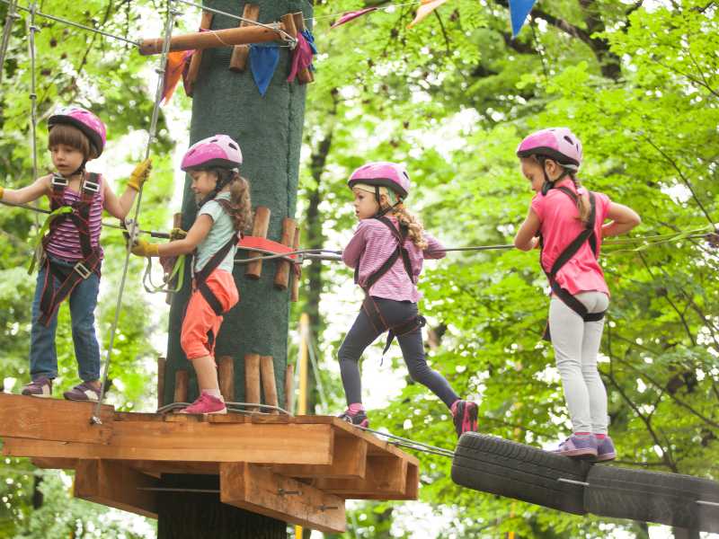 children-in-an-obstacle-course-in-outdoor-spring-parties