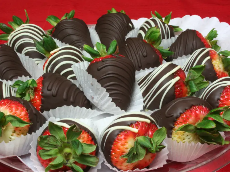 dark-fruit-chocolate-dipped-fathers-day-snacks