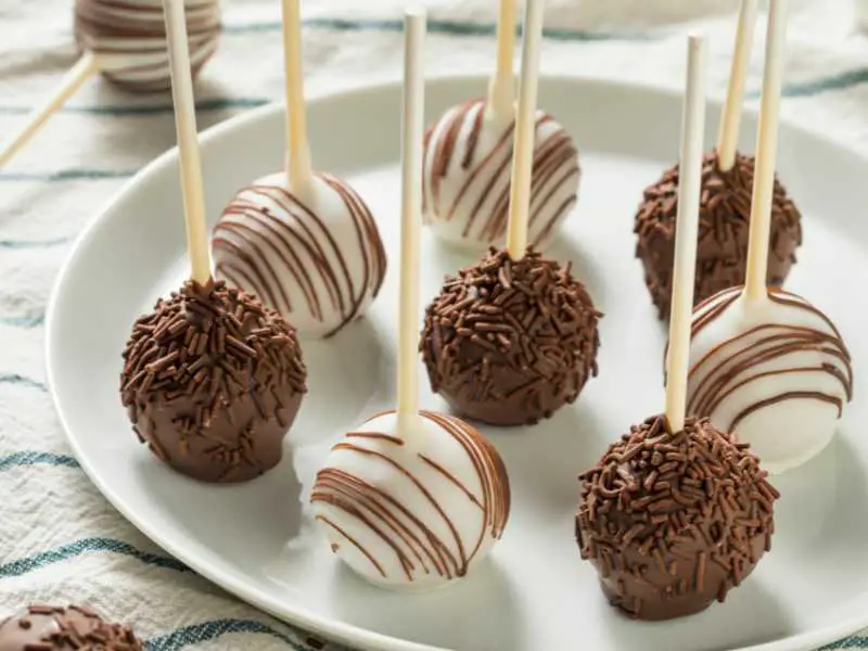 8-cake-pop--in-a-flat-plate-with-garnish-4th-of-july-treat