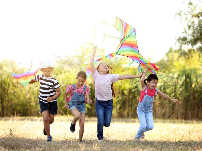 children-flying-kite-in-spring-bucket-list-idear-for-family