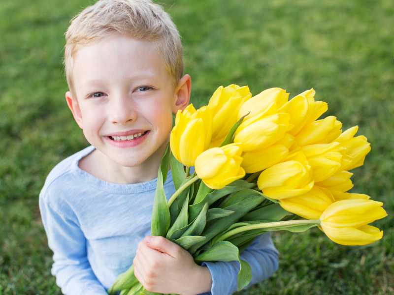 kid-holding-a-yellow-bouquet