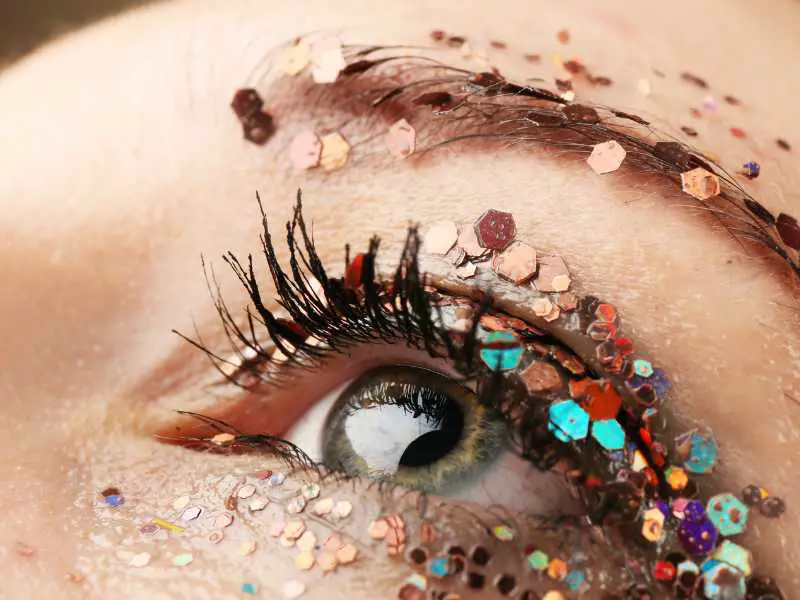glitters-round-the-eyes-4th-of-july-face-paint-ideas