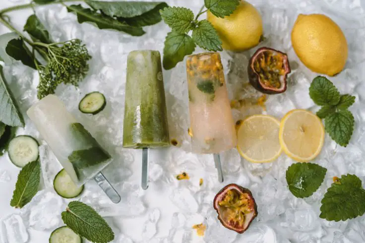 herbal-ice-tea-pop-on-table-with-mint-and-lemon