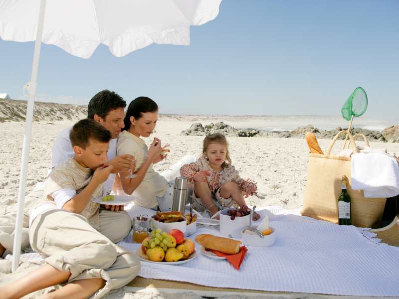 FAMILY-IN-A-PICNIC-OUTSIDE-FOR-MOTHER'S-DAY-ACTIVITIES