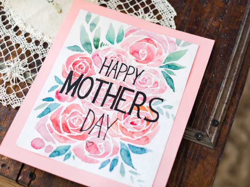 watercolor-mother's-day-cards-on-a-wooden-background