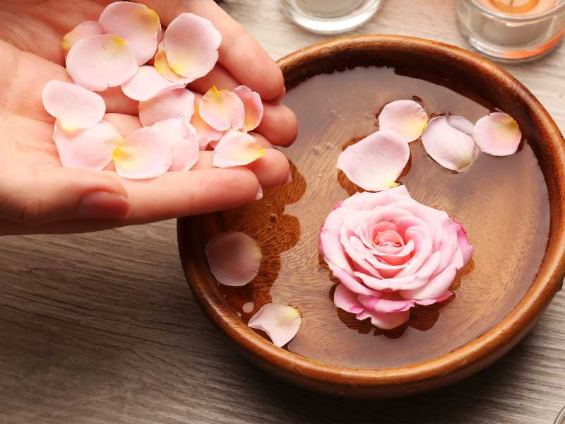 pink-flowers-in-water-in-a-bowl-for-stunning-arrengement