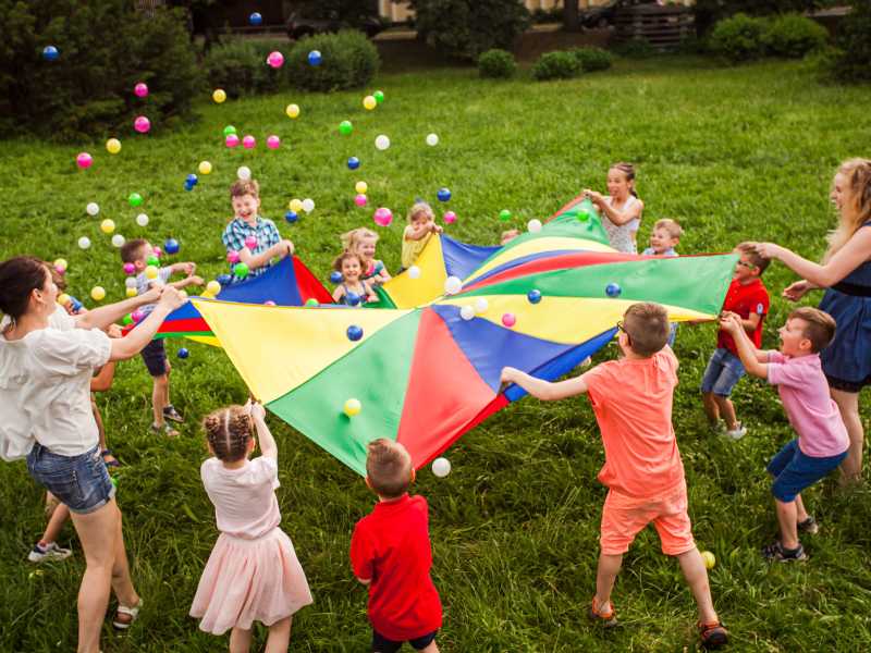 parachute-game-with-kids-in-spring-parties