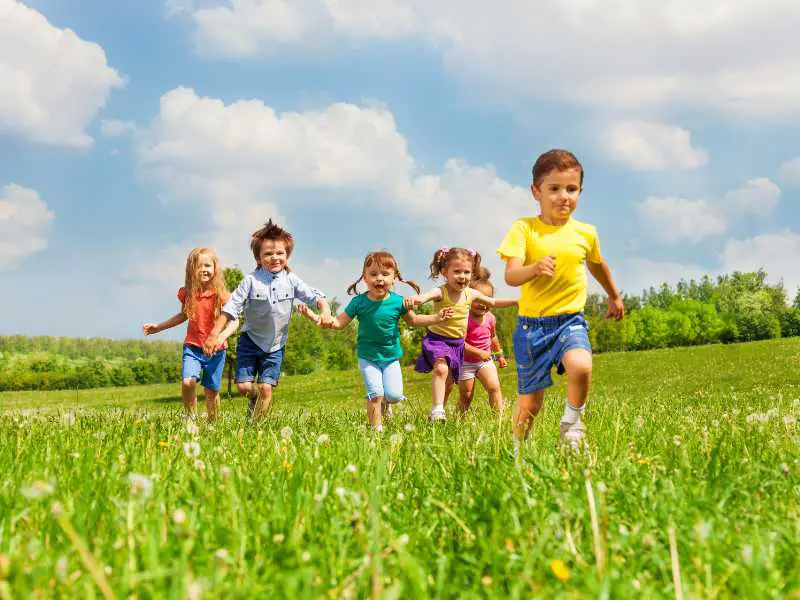 kids-on-scavenge-hunt
