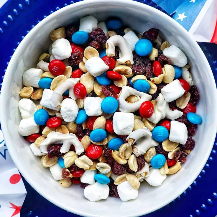 white-red-and-blue-patriotic-trial-mix-in-white-bowl-4th-of-july-treat