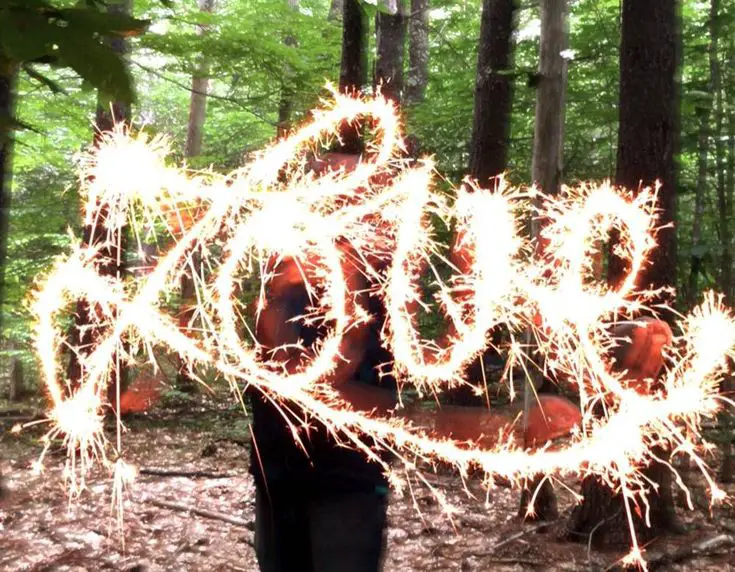 writing-love-with-sparkler-july-picnic-ideas-for-family