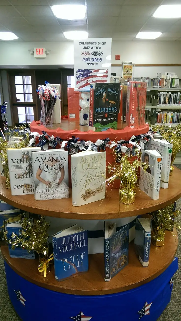 themed-book shelf-4th-of-july-home-decor-ideas