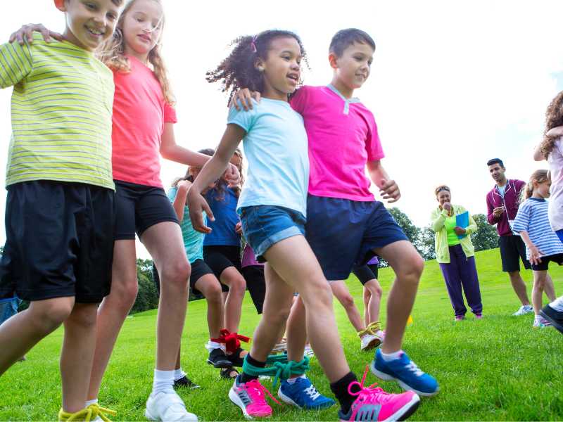 children-pear-in-two-tie-there-legs-together-raceing-in-spring-parties