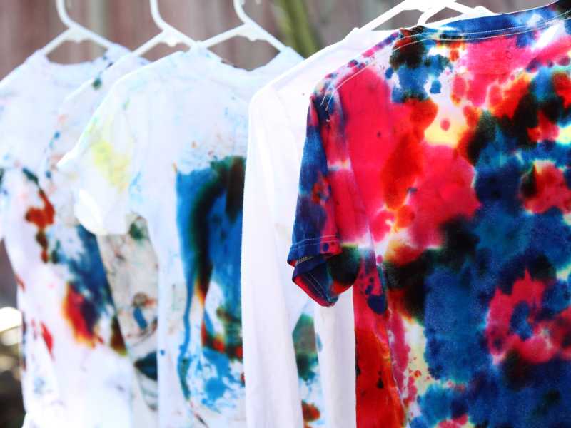 tie-dyeing-t-shirts-in-spring-bucket-tips