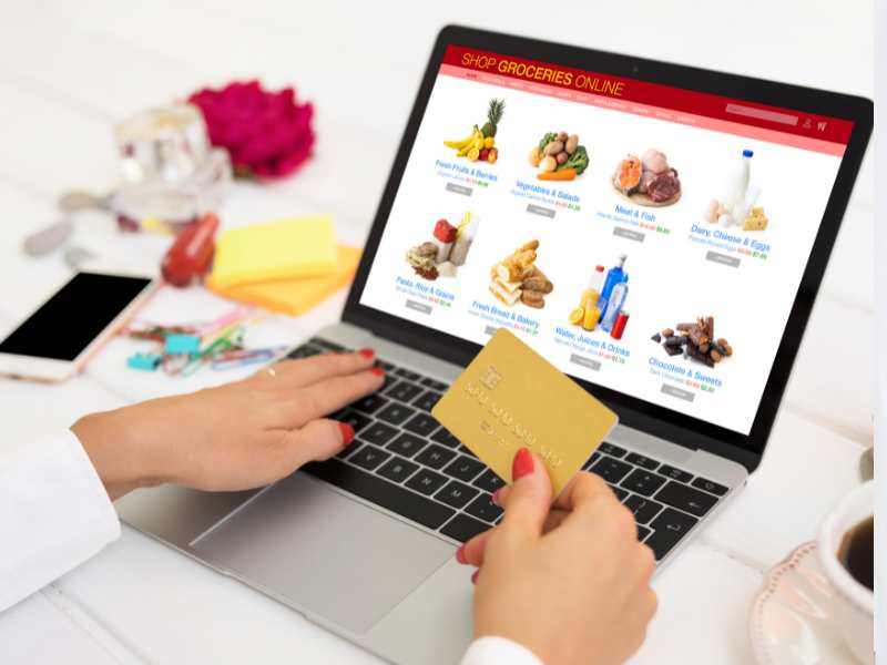 hand-shopping-online-with-a-yellow-card