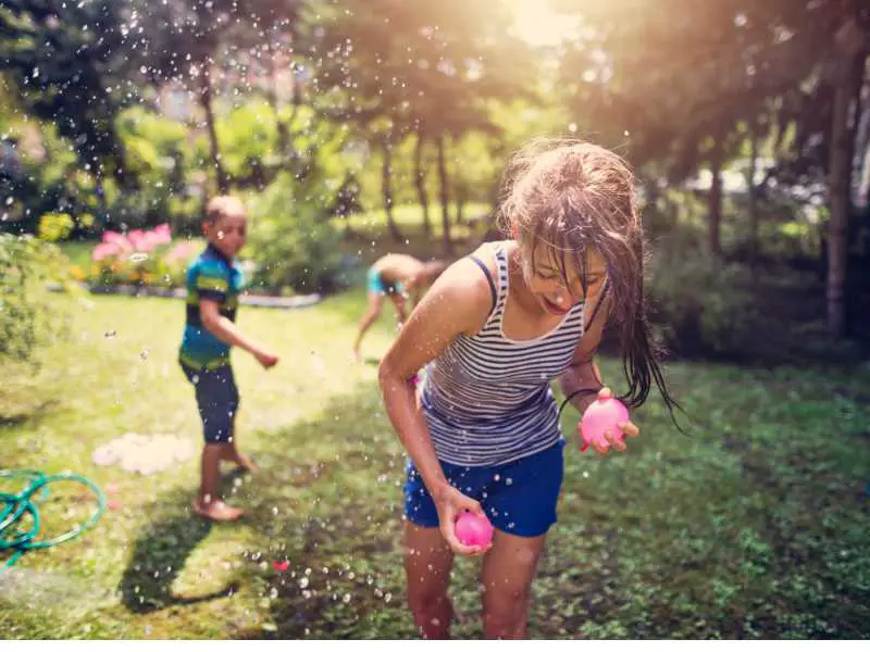 kids-having-fun-with-water-balloon