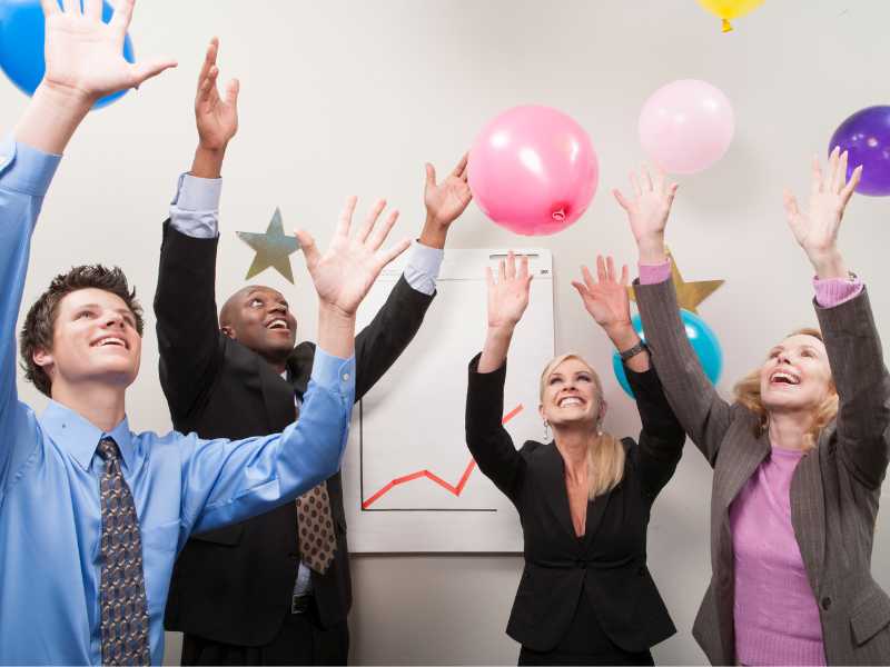 men-and-women-playing-balloon-toss-in-spring-parties