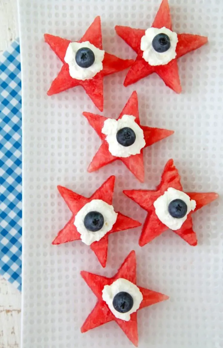 6-star-watermelon-on-the-board-with-cream-blueberry