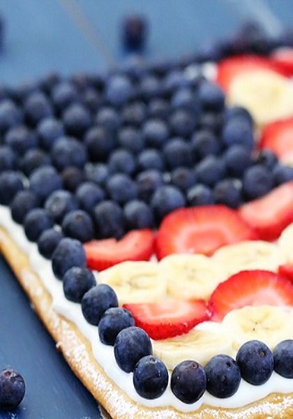 fruit-pizza-with-berries-and-banana-4th-of-july-treat