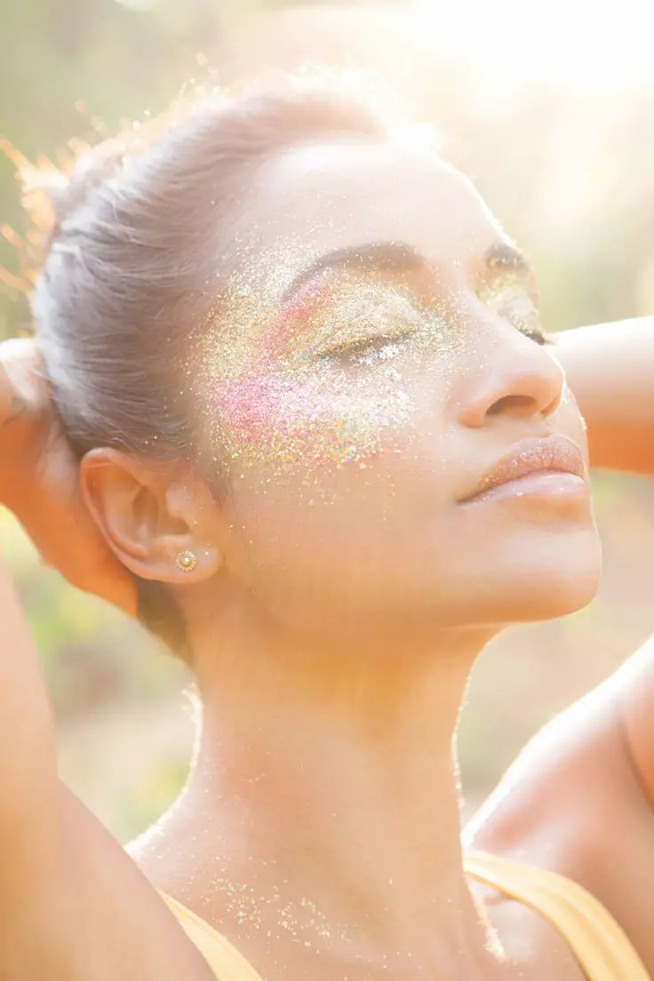 pink-and-gold-sparkles-on-the-face-of-the-lady