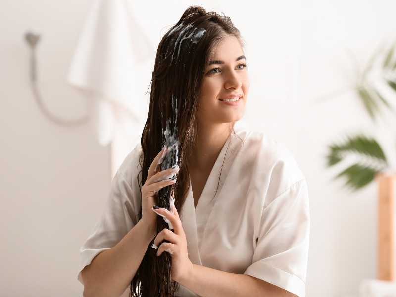 anti-frizz-conditioner-on-her-hair