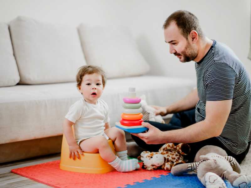 dad-playing-with-toddler-why-using-potty